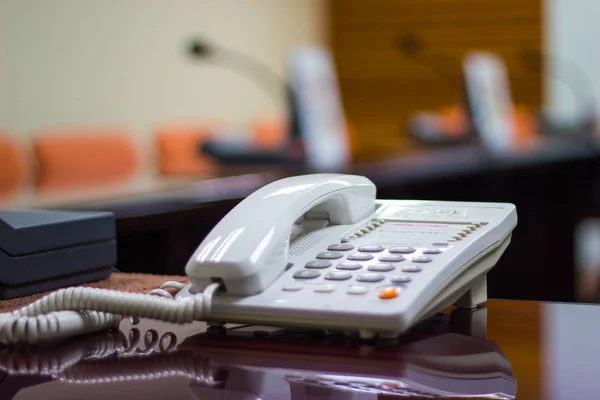 Weißes Telefon Auf Dem Schreibtisch Besprechungsraum Modernes Bürokonzept — Stockfoto
