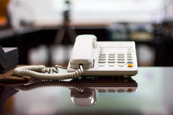 Weißes Telefon Auf Dem Schreibtisch Besprechungsraum Modernes Bürokonzept — Stockfoto