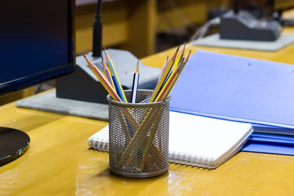 Bleistifte Einer Tasse Auf Einem Holztisch Einem Besprechungsraum Geschäftskonzept — Stockfoto