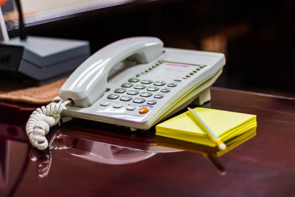 Weißes Telefon Auf Dem Schreibtisch Und Zettel Besprechungsraum Konzept Büroleben — Stockfoto