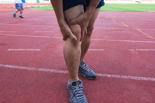 Stadyumda Tendon Diz Eklem Problemleri Adamın Bacak Egzersiz — Stok fotoğraf