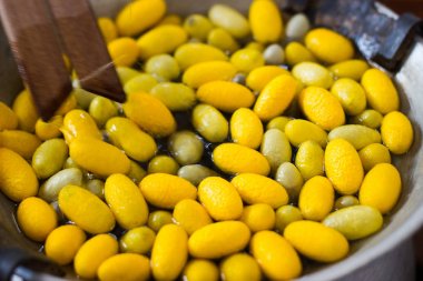 Yakın up - organik altın sarı koza kaynar su bir ipek Tayland hazırlanması için İpek iplik Tekstil işleme 