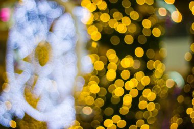 Bulanık - gece bahçedeki ağaçta asılı duran bokeh dekoratif ip ışıkları - dekoratif noel ışıkları - mutlu yıllar 