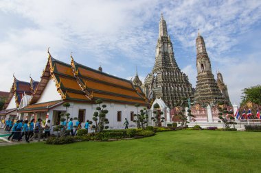 WAT Arun, Tayland - 1 Şubat 2015: Wat Arun veya ölçü bilgilendirilmez veya Wat antik tapınak denilen dilde yaygın anılacaktır. -Her yıl binlerce turist.