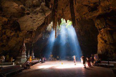 Khao Luang mağara - Tayland:-Eylül 3, 2016: - ışık şaft - ışık parlar mağara alttan: Khao Luang mağara, bir turist Phetchaburi mağara 