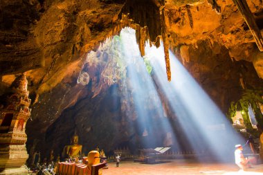 Khao Luang mağara - Tayland:-Eylül 3, 2016: - ışık şaft - ışık parlar mağara alttan: Khao Luang mağara, bir turist Phetchaburi mağara 