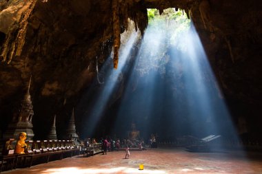 Khao Luang mağara - Tayland:-Eylül 3, 2016: - ışık şaft - ışık parlar mağara alttan: Khao Luang mağara, bir turist Phetchaburi mağara 