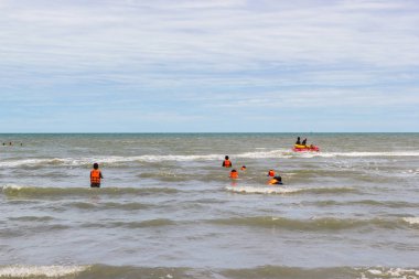 Cha-Am il Phetchaburi:-Eylül 3, 2016: - grup insanlar giyim can yelekleri ve yaz sahilde Phetchaburi Tayland oynamak.