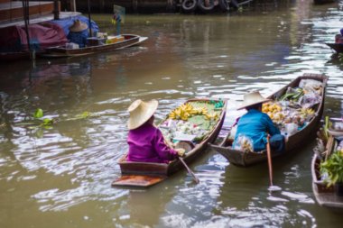 Damnoen Saduak, Tayland, Thailand: - 30 Haziran 2017:-Suüstü Pazarı - renkli meyveler ile yüklü birçok küçük tekne yüzen Pazar Damnoen Saduak, Tayland sebze