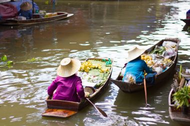 Damnoen Saduak, Tayland, Thailand: - 30 Haziran 2017:-Suüstü Pazarı - renkli meyveler ile yüklü birçok küçük tekne yüzen Pazar Damnoen Saduak, Tayland sebze