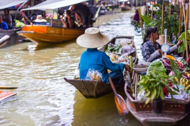 Damnoen Saduak, Tayland, Thailand: - 30 Haziran 2017:-Suüstü Pazarı - renkli meyveler ile yüklü birçok küçük tekne yüzen Pazar Damnoen Saduak, Tayland sebze