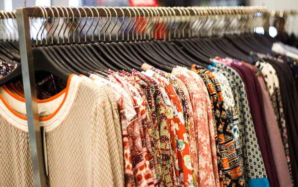 Bangkok Tayland pazarında Satılık Mağaza bir askı üzerinde işgal kadın  