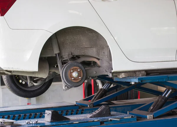 Scheibenbremsbelag Vor Dem Reifenwechsel Reparieren Und Prüfen — Stockfoto