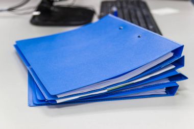 dosya klasörü ve iş rapor kağıt dosyası masa ofis, iş kavramı üzerine yığını.