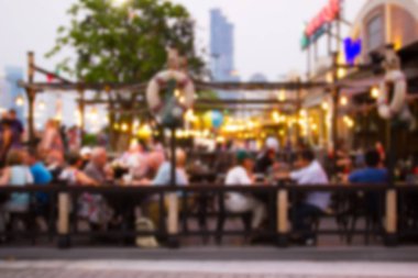 Bir restorandaki gece festivalinin soyut bulanık görüntüsü ve atmosfer, arka plan olarak Bokeh ile mutlu ve rahatlatıcı.