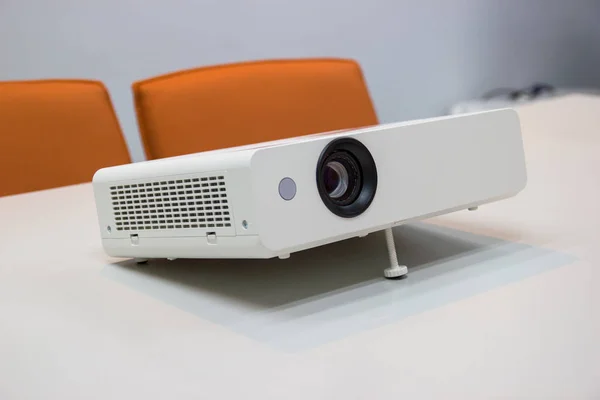 Bir Toplantı Odası Kavramı Sunuda Projektör Bağlandı — Stok fotoğraf