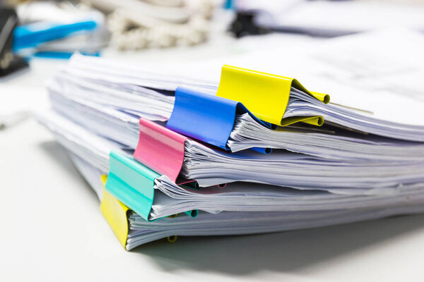 Стопка документов в архивных файлах с скрепками на столе в офисе, бизнес-концепция
.