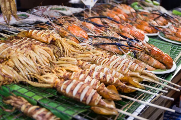 Frutos Mar Tailandeses Lulas Grelhadas Uma Comida Rua Bangkok Tailândia — Fotografia de Stock