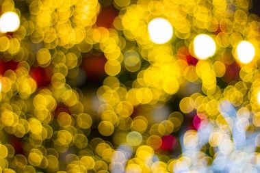 Bulanık - gece bahçedeki ağaçta asılı duran bokeh dekoratif ip ışıkları - dekoratif noel ışıkları - mutlu yıllar 