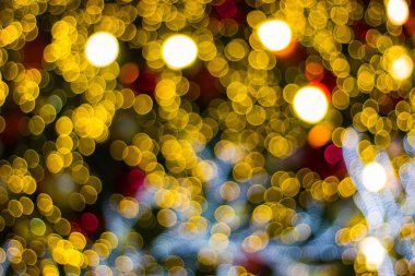 Bulanık - gece bahçedeki ağaçta asılı duran bokeh dekoratif ip ışıkları - dekoratif noel ışıkları - mutlu yıllar 