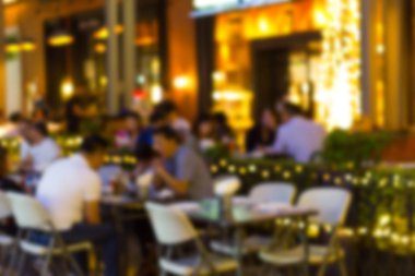 Bir restorandaki gece festivalinin soyut bulanık görüntüsü ve atmosfer, arka plan olarak Bokeh ile mutlu ve rahatlatıcı.