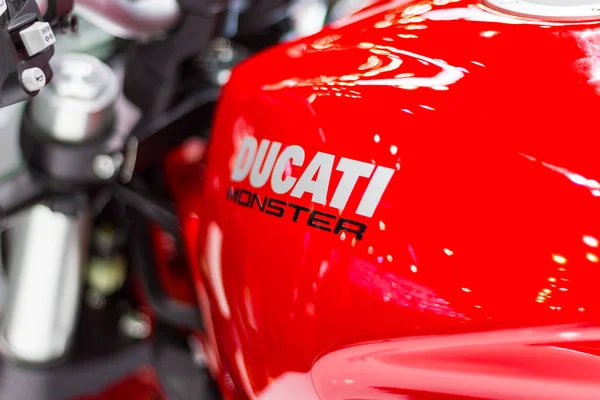 ノンタブリー 2017 クローズ アップ ドゥカティ 赤いバイク ドゥカティ モンスターで国際モーター ショー 2017年 — ストック写真