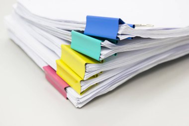 Kağıtları belgelerde yığını ofislerinde, iş kavramı masa üzerinde ATAÇ ile dosyaları Arşiv.