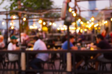 görüntü bir restoran gece festivalin bulanıklık ve mutlu ve bokeh arka plan, Bangkok Tayland için ile rahatlatıcı atmosfer.