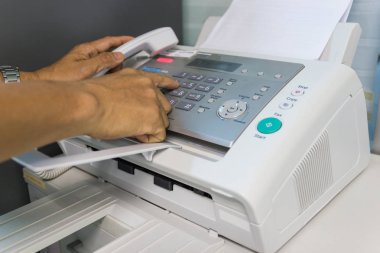 El adam office iş kavramı içinde bir faks makinesi kullanarak 