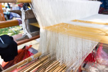 Ev dokuma tezgahı - dokuma tezgâhı ev yapımı ipek ya da Tekstil üretim Tayland için ayrıntı 