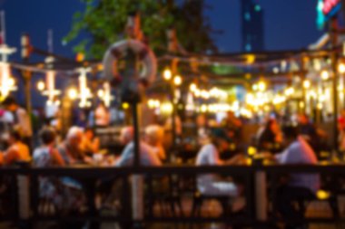 görüntü bir restoran gece festivalin bulanıklık ve mutlu ve bokeh arka plan, Bangkok Tayland için ile rahatlatıcı atmosfer.