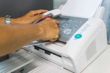 Erkekler bir faks makinesi ofiste kullanıyorsunuz. iş kavramı 