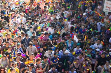 Bangkok Tayland - 13 Nisan 2018: Songkran Festivali, Bangkok Silom Road ünlü Songkran Festivali bu popüler su savaşı yerleştirir Bangkok, Tayland Songkran sırasında.