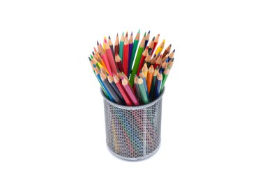 Bir fincan izole beyaz arka plan üzerinde renkli kalemler çeşitli