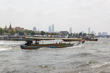 Chao Phraya Nehri'nin Bangkok Tayland 1 Nisan 2018: Express tekne seyahat araç olduğunu. Acele saat insanların sermaye 