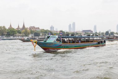 Chao Phraya Nehri'nin Bangkok Tayland 1 Nisan 2018: Express tekne seyahat araç olduğunu. Acele saat insanların sermaye 