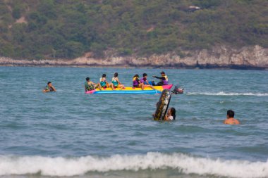 Prachuap Khiri Khan Beach Tayland: 5 Nisan 2018:-muz tekne arka plan, Asya Tayland ile kum plaj manzara okyanus dalgaları.
