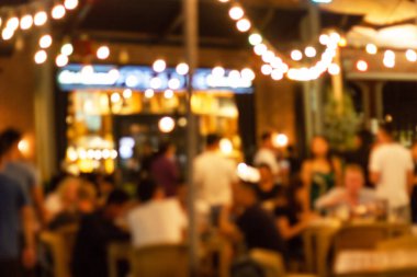 Bir restorandaki gece festivalinin soyut bulanık görüntüsü ve atmosfer, arka plan olarak Bokeh ile mutlu ve rahatlatıcı.