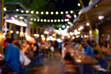 Bir restorandaki gece festivalinin soyut bulanık görüntüsü ve atmosfer, arka plan olarak Bokeh ile mutlu ve rahatlatıcı.