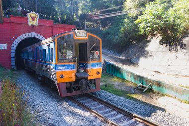 Khun Tan Tunne - Lampang Tayland - 23 Aralık 2017:-Khun Tan tünel tünel, ülke Lampang Tayland uzunluğu ile tren geçer 