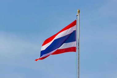 Tayland bayrağı mavi gökyüzü arka plan ile.