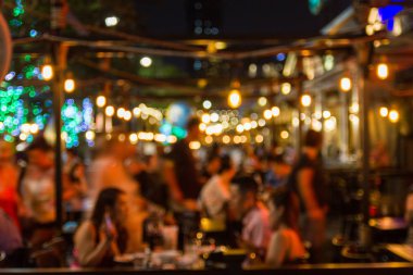 Bir restorandaki gece festivalinin soyut bulanık görüntüsü ve atmosfer, arka plan olarak Bokeh ile mutlu ve rahatlatıcı.