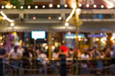 Bir restorandaki gece festivalinin soyut bulanık görüntüsü ve atmosfer, arka plan olarak Bokeh ile mutlu ve rahatlatıcı.