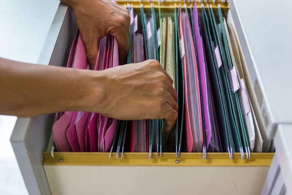 人的手搜索文件在抽屉中挂起的文件文件夹在一整堆完整的文件 概念办公室生活 — 图库照片