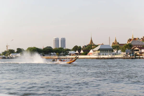 Chao Phraya Nehri'nin Bangkok Tayland 1 Nisan 2018: Express tekne seyahat araç olduğunu. Acele saat insanların sermaye 