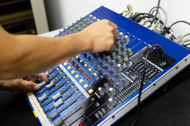 adamın elini tutun denetimi büyük Hifi sistemi ses ekipmanları karıştırma, kontrol paneli dijital stüdyo Mikser. 