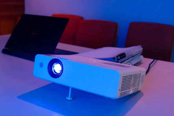 projektör bağlı dizüstü dosyaları klasör ve dosyaları belge tablo, iş kavramı ile bir toplantı odasında sunum için.