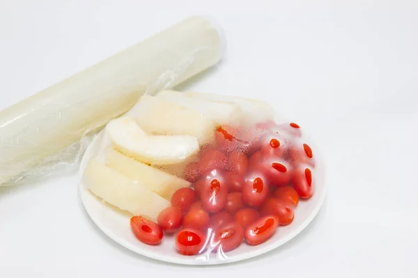Frutas Que Envuelven Con Preservación Película Plástica Una Mesa — Foto de Stock