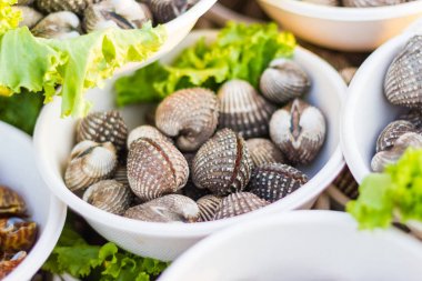 Tayland sokak gıda aile ile yemek yemek için beyazlatılmış daraltan buğulama