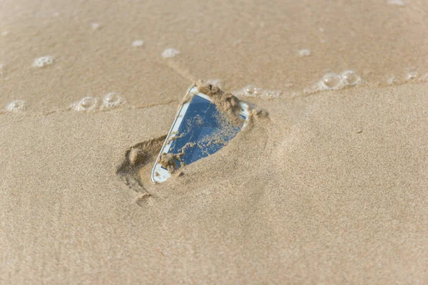 Telefon Komórkowy Płynął Morza Plaży — Zdjęcie stockowe